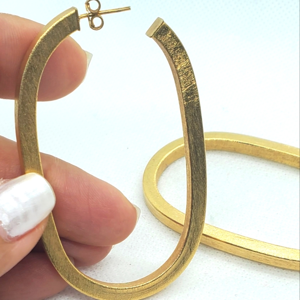 Elegant 18kts Gold Plated  Hoop Earrings - Picture 6 of 6